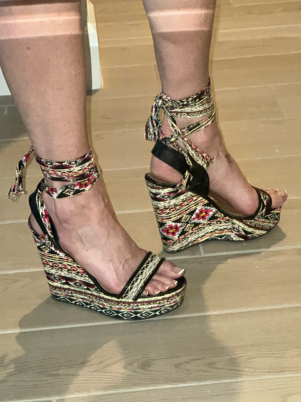 WESTERN TIE ANKLE WEDGES SZ 8
